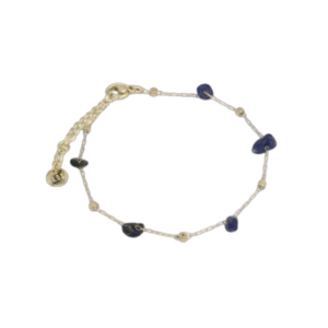 Le bracelet éclats billes pierre naturelle / Bleu foncé est une délicate chaîne en or ornée de petites pierres naturelles bleu foncé irrégulières, de minuscules perles en or et d'une breloque ronde en or près du fermoir.