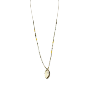 Un collier Sautoir perles, pierre, nacre, métal et coquillage ormeau avec de petites perles multicolores et un grand pendentif ovale est présenté sur un fond blanc.