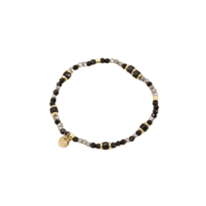 Le Bracelet bohème perles cristal et pierres naturelles / noir présente une alternance de perles noires, grises et dorées avec une petite breloque ronde dorée, le tout sur fond blanc.