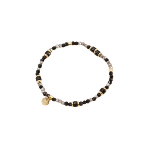 Le Bracelet bohème perles cristal et pierres naturelles / noir présente une alternance de perles noires, grises et dorées avec une petite breloque ronde dorée, le tout sur fond blanc.