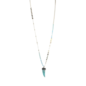 Le Sautoir bobo chic corne d'abondance /Bleu est composé de petites perles et d'un pendentif turquoise en forme de corne avec un accent métallique, le tout suspendu à une fine chaîne délicate.