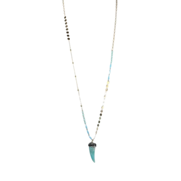 Le Sautoir bobo chic corne d'abondance /Bleu est composé de petites perles et d'un pendentif turquoise en forme de corne avec un accent métallique, le tout suspendu à une fine chaîne délicate.