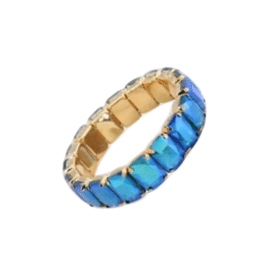 La bague en or d'inspiration vintage, Bracelet style vintage avec des gros strass / Bleu, présente des cristaux bleus rectangulaires sertis tout autour d'un anneau d'éternité, scintillant de teintes multicolores vibrantes sur la monture en or.