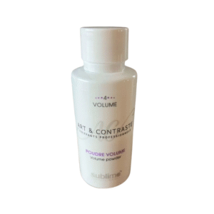 Un flacon blanc de Poudre Volume - Sublimo (10 g) avec un texte violet et gris et un bouchon blanc est présenté sur un fond blanc uni. Cette poudre volumisante cheveux longue durée apporte un volume supplémentaire à vos cheveux.