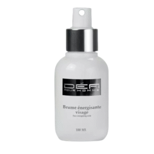 Un flacon vaporisateur de 100 ml étiqueté « Brume énergisante - Défi pour Homme », doté d'un bouchon argenté et noir, conçu comme une brume visage énergisante pour homme.