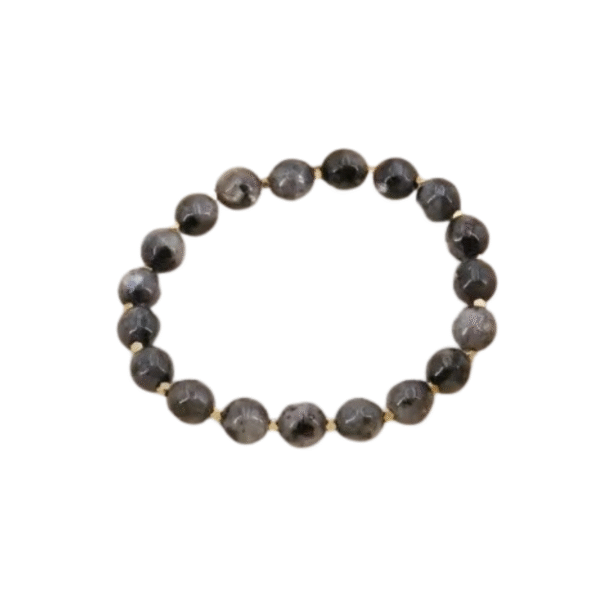 Un bracelet perlé avec des pierres rondes gris foncé et des entretoises dorées est disposé en cercle sur un fond blanc. Inspiré du "Bracelet perles en pierres style bouddhiste / Gris foncé" pour un style unique et élégant.