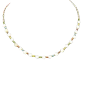 Collier avec coeurs en nacre naturelle et perles de rocaille/Multi, avec des petites perles de rocaille colorées en forme de coeur, régulièrement espacées le long d'une fine chaîne, sur fond blanc.