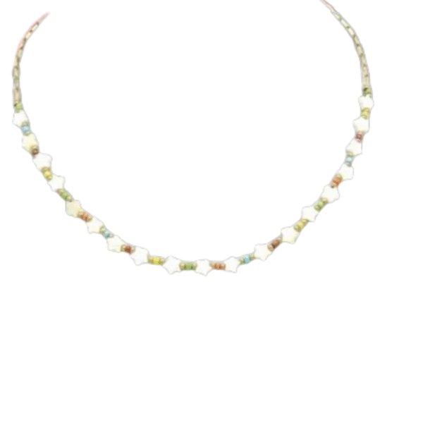 Collier avec coeurs en nacre naturelle et perles de rocaille/Multi, avec des petites perles de rocaille colorées en forme de coeur, régulièrement espacées le long d'une fine chaîne, sur fond blanc.
