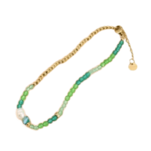 Inspiré de la Chaîne de cheville cristaux et perles / Vert, ce collier associe une demi-chaîne en or à des perles vertes, turquoise et bleu clair, ainsi qu'à une perle irrégulière blanche et à une breloque en forme de disque en or près du fermoir.