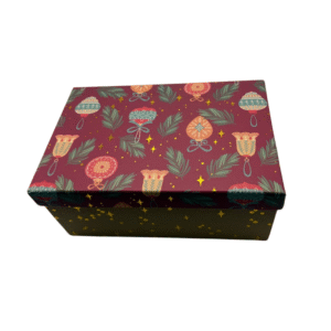 La Boîte Cadeau -Rectangulaire -Noël -Décoration sapin présente un couvercle bordeaux avec des ornements festifs et des branches de pin, ainsi qu'une base foncée avec des étoiles dorées - parfaites pour Noël, représentées sur un fond blanc.
