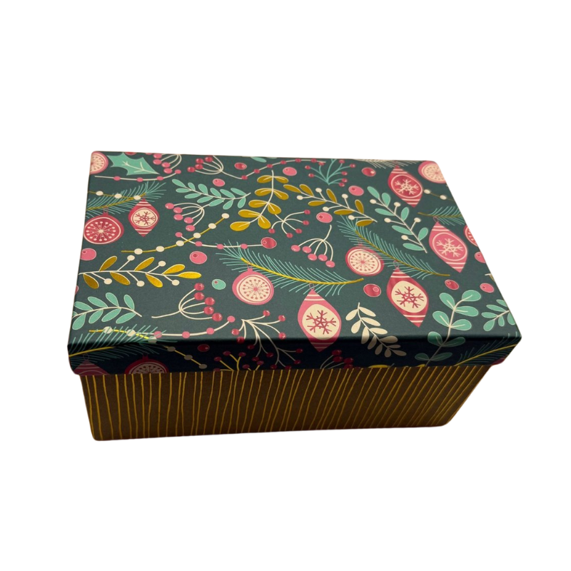 La Boîte Cadeau -Rectangulaire -Noël -Fleuri -Décoration sapin présente un couvercle sombre avec des feuillages et des ornements festifs, ainsi qu'une base avec des rayures verticales dorées - idéal pour les cadeaux de Noël.
