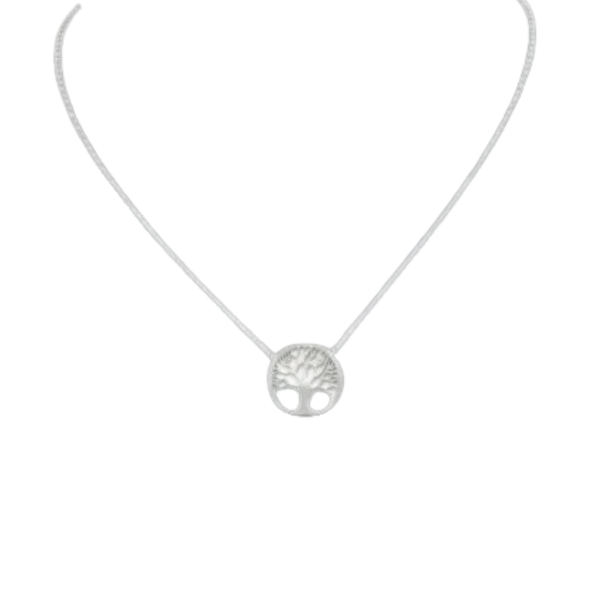 Le Collier et son pendentif arbre de vie /Argenté présente un délicat collier en argent avec un pendentif circulaire en forme d'arbre de vie, élégamment présenté sur un fond blanc.