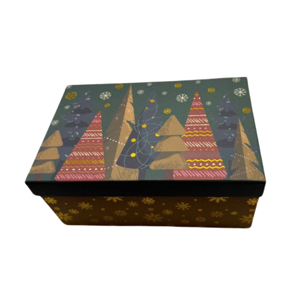 La Boîte Cadeau -Rectangulaire -Noël -Sapins Noêl présente un couvercle illustré d'arbres, de flocons de neige et de lumières festives. Ses côtés bruns sont ornés de motifs de flocons de neige dorés, créant un charmant look de vacances sur un fond blanc.