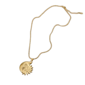Collier et son pendentif en forme de demi-lune et de soleil /Doré" en or avec un pendentif en forme de soleil et de croissant de lune sur une chaîne délicate et texturée.