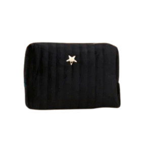 La Trousse maquillage velours matelassé étoile / Noir est une petite pochette rectangulaire en velours noir, avec des rayures verticales matelassées, un emblème central en forme d'étoile dorée et une fermeture à glissière, sur fond blanc.