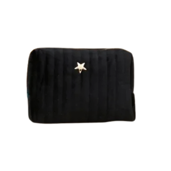 La Trousse maquillage velours matelassé étoile / Noir est une petite pochette rectangulaire en velours noir, avec des rayures verticales matelassées, un emblème central en forme d'étoile dorée et une fermeture à glissière, sur fond blanc.