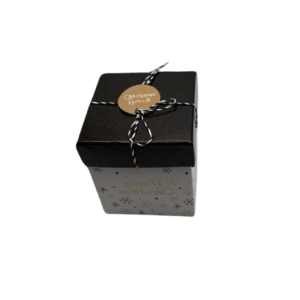 La Boîte-cadeau carrée - Noël -Noir-blanc est dotée d'un couvercle noir attaché par une ficelle noire et blanche et d'une étiquette dorée. Sa base blanche est décorée d'étoiles argentées et de l'inscription "Joyeux Noël".