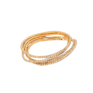 Le Bracelet élastique en métal et strass (4)/ Doré présente quatre minces bracelets dorés avec des strass étincelants, élégamment entrelacés et présentés de manière chic sur un fond blanc.