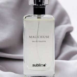 Un flacon d'Eau de Parfum - Malicieuse de Sublimo, d'une contenance de 50 ml, repose gracieusement sur un tissu doux et drapé. Le flacon transparent au bouchon noir laisse apparaître le liquide pâle qu'il renferme.