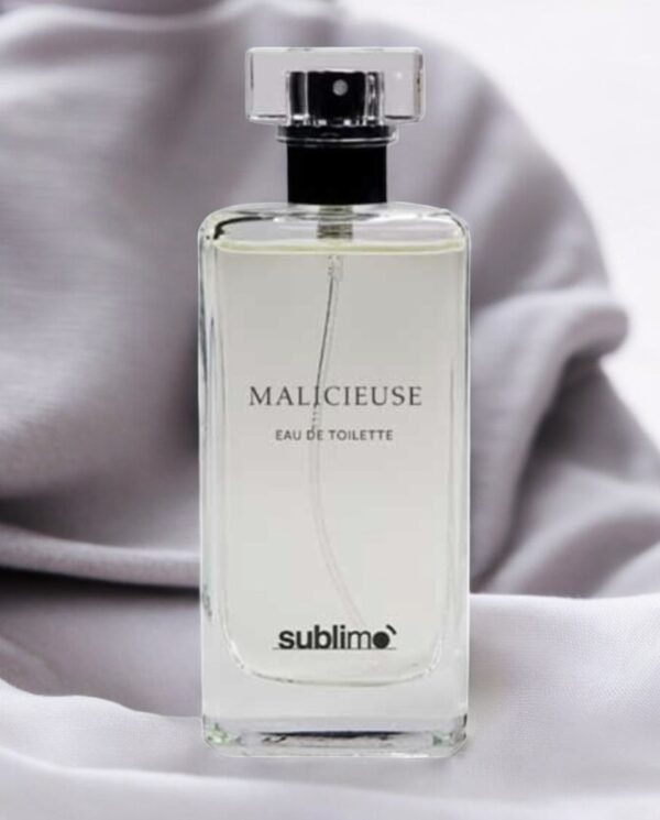 Un flacon d'Eau de Parfum - Malicieuse de Sublimo, d'une contenance de 50 ml, repose gracieusement sur un tissu doux et drapé. Le flacon transparent au bouchon noir laisse apparaître le liquide pâle qu'il renferme.