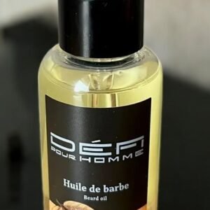 Un flacon de 50 ml d'Huile de barbe parfumée-Mangue Suave- Défi Pour homme est doté d'un bouchon compte-gouttes noir et d'une étiquette accrocheuse qui met en valeur ses éléments séduisants de mangue et de raisin. Positionnée sur une surface sombre réfléchissante, cette huile à barbe nourrissante est idéale pour garder votre barbe soyeuse et merveilleusement parfumée.