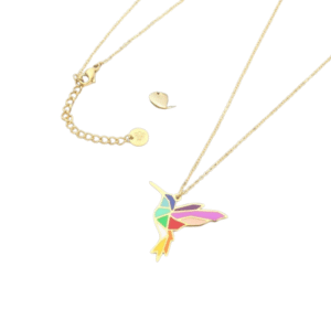 Le Collier en acier laqué colibri / or est un collier en or orné d'un pendentif colibri géométrique coloré et d'une chaîne réglable, magnifiquement mis en valeur sur un fond blanc.