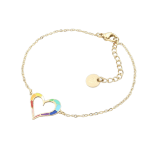 Le Bracelet acier laqué Coeur est une délicate chaîne en métal doré comportant une breloque en forme de cœur ouvert avec des segments en émail arc-en-ciel et une petite étiquette ronde près du fermoir.