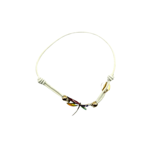 Un bracelet beige en acier inoxydable laqué avec une breloque libellule, similaire au "Bracelet acier inoxydable laqué Libellule/Beige", est présenté sur un fond blanc uni.