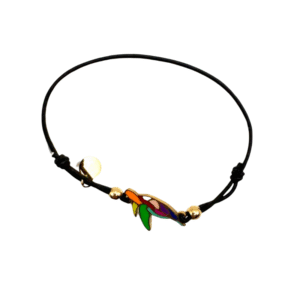 Un fin bracelet en cordon noir nommé Bracelet acier inoxydable laqué Tortue/Noir comporte une breloque colorée en acier inoxydable laqué en forme de tortue et de petites perles dorées, présentées sur un fond blanc.