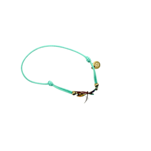 Un délicat bracelet de cordon turquoise avec des perles dorées, une petite breloque et un pendentif en forme de plume, inspiré du Bracelet acier inoxydable laqué Libellule/Amande, joliment présenté sur un fond blanc.