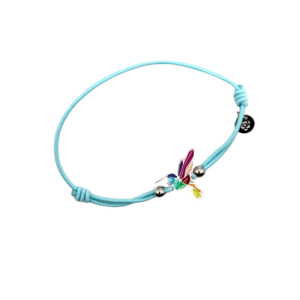 Un bracelet en cordon bleu clair réglable avec une breloque colibri en acier inoxydable laqué argenté et de petites perles argentées, avec une étiquette ronde noire. Produit : Bracelet acier inoxydable laqué argent colibri/Ciel.