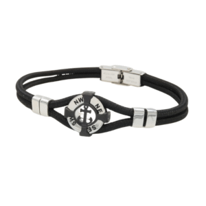 Le Bracelet homme acier cordon / Noir est un bracelet pour homme en cordon noir avec des accents en métal argenté, une boussole centrale avec un symbole d'ancre, et un fermoir en métal solide pour la fermeture.