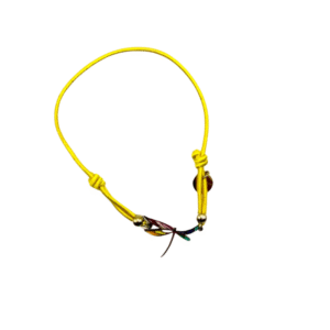 Un bracelet en cordon jaune à deux nœuds, orné de petites perles métalliques et de fils colorés, inspiré du "Bracelet acier inoxydable laqué Libellule/Jaune", est présenté sur un fond blanc.