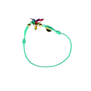 Un fin bracelet à cordon réglable turquoise est orné d'une breloque colibri/Amande en acier inoxydable laqué argent et de petites perles dorées, présentées sur un fond blanc.