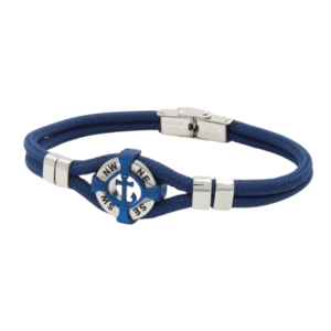 Le Bracelet homme acier cordon / bleu est un bracelet tressé bleu avec des fermoirs en argent et une breloque nautique centrale représentant une ancre et des directions de compas en blanc et bleu.
