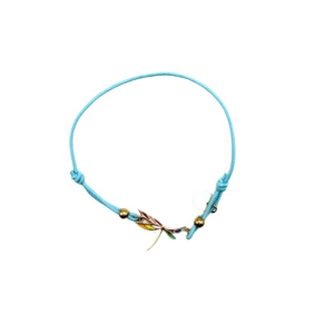 Un fin bracelet en cordon bleu avec des perles dorées et une breloque en forme de plume, inspiré de Bracelet acier inoxydable laqué Libellule/Ciel, présenté sur un fond blanc.