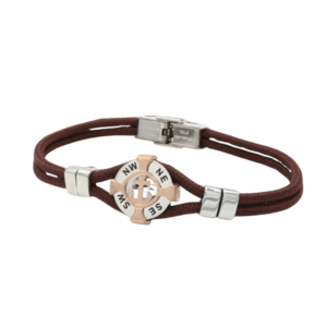 Le Bracelet homme acier cordon / Marron comporte un cordon marron, une breloque boussole en métal avec les directions cardinales et intercardinales, un fermoir argenté et des accents pour un look masculin.