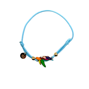 Le Bracelet acier inoxydable laqué Tortue/Ciel est un bracelet réglable bleu clair avec une breloque tortue de mer colorée, deux petites perles dorées et une étiquette ronde dorée.