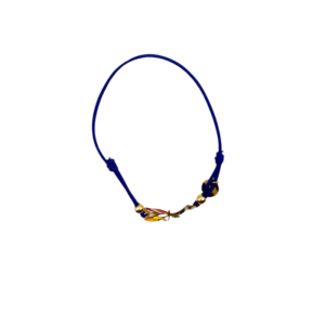 Bracelet en acier inoxydable laqué Libellule/Marine avec des perles dorées et brunes et une breloque centrale en forme de feuille, sur fond blanc.