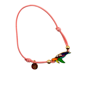 Un bracelet en cordon rose avec des perles en or, une breloque ronde en or et une décoration abstraite en forme de tortue inspirée du Bracelet acier inoxydable laqué Tortue/Rose.