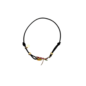 Le bracelet acier inoxydable laqué Libellule/Noir est composé d'un cordon noir, de perles dorées et d'une breloque libellule colorée au centre, sur fond blanc.