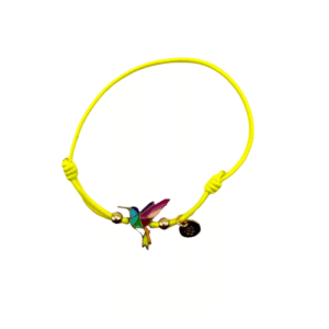 Un bracelet en cordon jaune vif, "Bracelet acier inoxydable laqué argent colibri/Jaune", comporte une breloque colibri géométrique colorée en acier inoxydable émaillé, deux petites perles en or et une étiquette ronde en or sur un fond blanc uni.