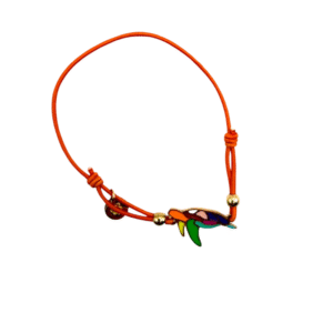 Un bracelet en cordon rouge avec des perles dorées et une breloque en forme de tortue, inspiré de Bracelet acier inoxydable laqué Tortue/Rouge, présenté sur un fond blanc.