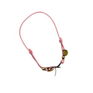 Inspiré du Bracelet acier inoxydable laqué Libellule/Rose, ce bracelet en cordon rose est orné de perles dorées, d'une petite breloque dorée et de glands colorés, présentés avec élégance sur un fond blanc.