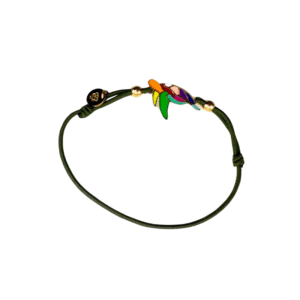 Un fin bracelet vert foncé appelé "Bracelet acier inoxydable laqué Tortue/Vert" comporte une breloque tortue en acier inoxydable laqué et de petites perles dorées, présentées sur un fond blanc.