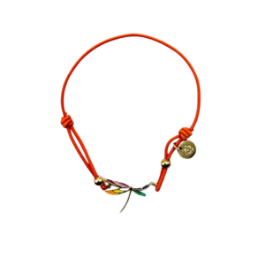 Un bracelet en cordon orange avec des nœuds réglables, des perles dorées et une breloque en forme de plume multicolore inspirée du Bracelet acier inoxydable laqué Libellule/orange, présenté sur un fond blanc.