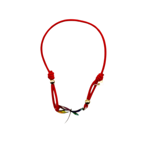 Un bracelet en cordon rouge avec des perles dorées et une petite breloque en forme de plume multicolore, inspiré du Bracelet acier inoxydable laqué Libellule/Rouge, présenté sur un fond blanc.
