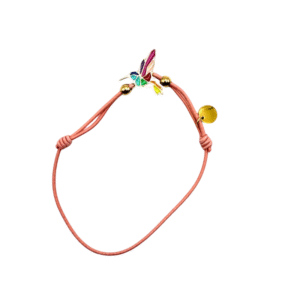 Le Bracelet acier inoxydable laqué argent colibri/Rose est un bracelet en cordon rose avec une breloque colibri en acier inoxydable plaqué argent, deux perles dorées et une petite étiquette ronde dorée sur fond blanc.