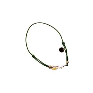 Le Bracelet acier inoxydable laqué Libellule/Vert est un bracelet réglable de couleur verte avec une petite breloque en forme de plume métallique, deux perles dorées et une étiquette ronde noire, le tout sur fond blanc.