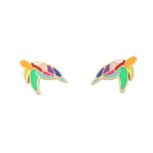 Les Boucles d'oreilles acier laqué Tortue sont de petites boucles d'oreilles en forme de tortue avec des émaux colorés verts, jaunes, orange, rouges, bleus et violets sur fond blanc.